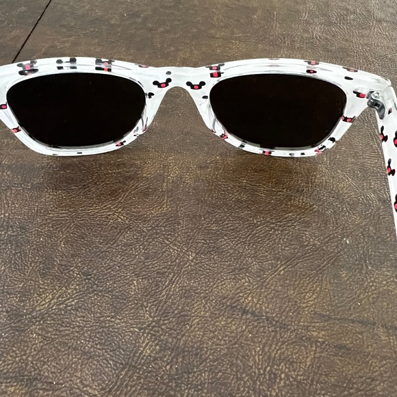 DISNEY FUN White Sunglasses with Hidden Mickey's INSIDE the frames - Picture 3 of 6
